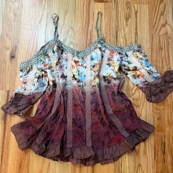 Gimmicks by BKE butterfly ombre cold shoulder floral blouse BUCKLE - Picture 2 of 4